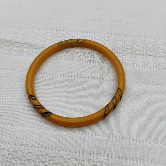 Carved bakelite bangle bracelet 1960s - Picture 2 of 6